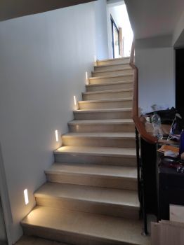 Éclairages encastrés en plâtre pour montée d'escalier